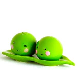 NEW One Hundred 80 Degrees Two Peas in a Pod Magnetic Salt and Pepper Set